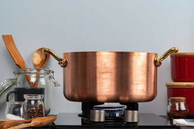 Gaz ocağındaki metal tencereyi kapat.