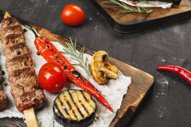 Tahtada servis edilen şişler üzerinde ızgara Lula kebabı.