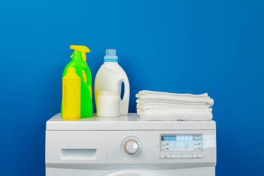 Bir şişe deterjan çamaşır makinesi, kapalı alanda.