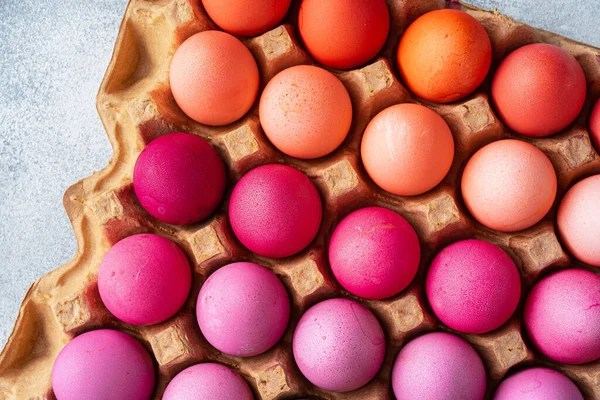 卵箱の中のピンクの異なる色合いのいくつかのイースターエッグ — ストック写真