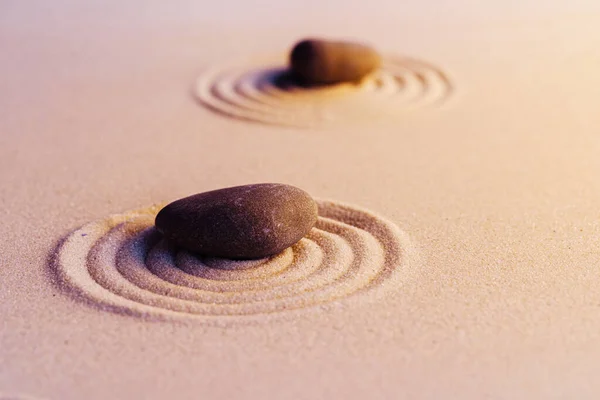 Zen piedras de jardín en la arena con adorno — Foto de Stock