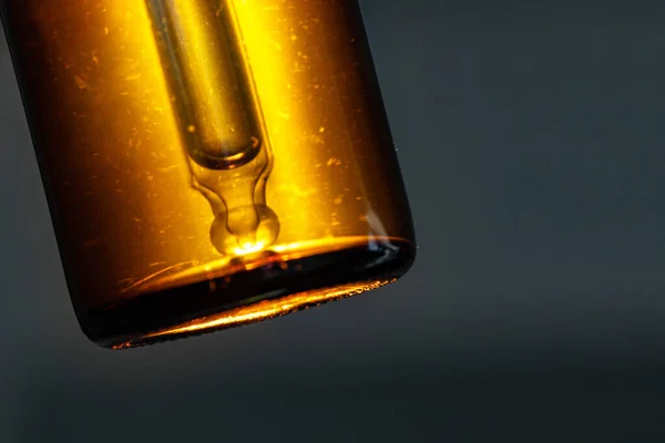 Közelkép az olajos textúrájú üveg kozmetikai tartályról — Stock Fotó