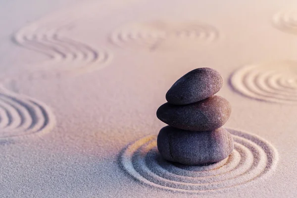 Meditatie zen tuin met stenen op zand — Stockfoto