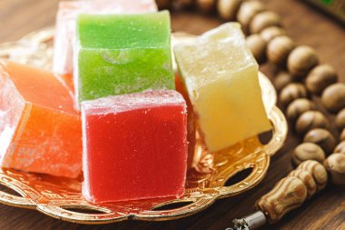 Türk tatlıları metal bir doğu tabağında