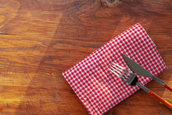 Serviette ou nappe à carreaux rouges sur table en bois — Photo