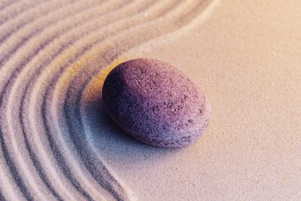 Meditación zen jardín con piedras sobre arena — Foto de Stock
