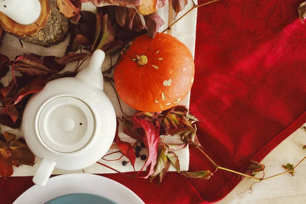 Elegante decoración de la mesa de otoño de acción de gracias con calabaza y ramas secas —  Fotos de Stock