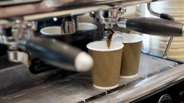 Barista profesyonel kahve makinesiyle kahve hazırlıyor.