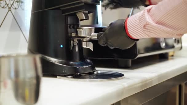 Barista preparando café con cafetera profesional de cerca — Vídeos de Stock