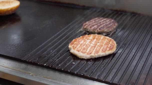 Hambúrguer patty fritar na grade profissional de perto — Vídeo de Stock
