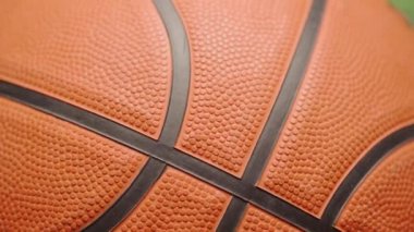 Basketbol topu koyu siyah arka planda kapanıyor