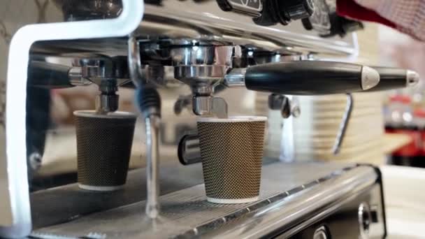 Barista preparando café con cafetera profesional de cerca — Vídeos de Stock