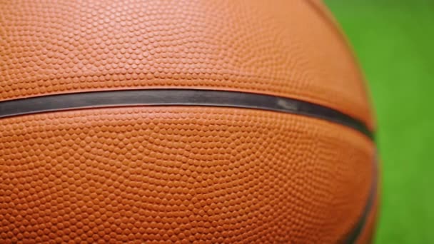 Basketbal close-up op donker zwarte achtergrond — Stockvideo