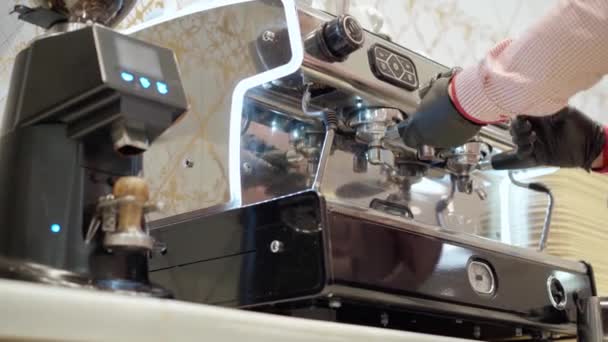 Barista preparando café con cafetera profesional de cerca — Vídeos de Stock