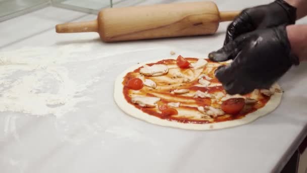 Chef cuisinier professionnel cuisine pizza dans le restaurant cuisine gros plan — Video