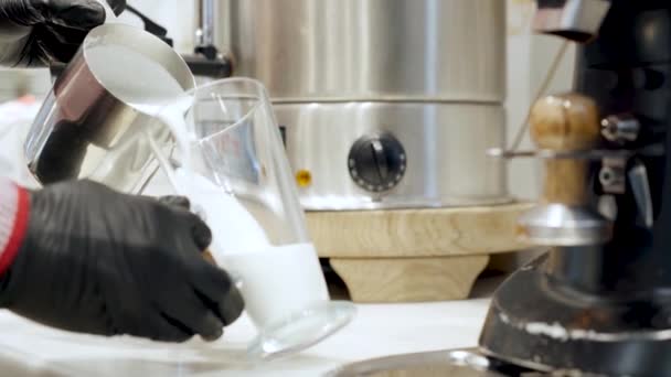 Barista preparando café con leche bebida en la cafetería de cerca — Vídeos de Stock