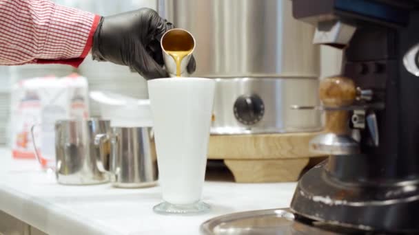 Barista preparando café con leche bebida en la cafetería de cerca — Vídeos de Stock