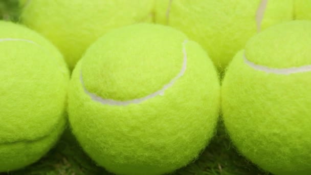 Tennis ballen en racket op groen gras achtergrond close-up — Stockvideo