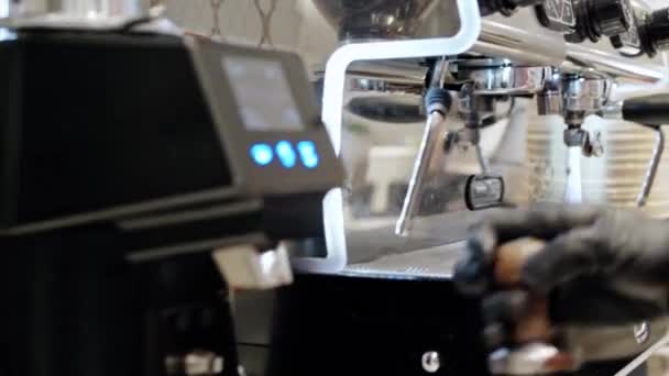 Barista het bereiden van koffie met professionele koffiezetapparaat close-up — Stockvideo