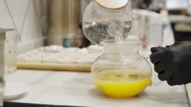 Barista cam çaydanlıkta deniz dikenli çay hazırlıyor.