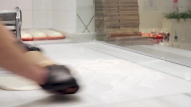 Profesyonel aşçı pizza için hamur toplar.