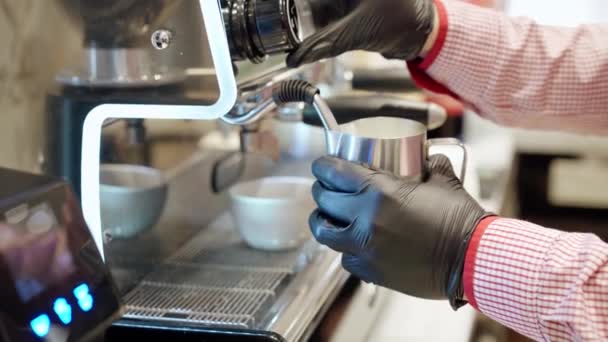 Barista mengepul susu dalam kendi dengan mesin kopi profesional menutup — Stok Video