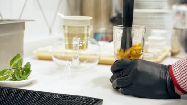 Barista förbereda havet havtorn te dryck i glas tekanna närbild — Stockvideo