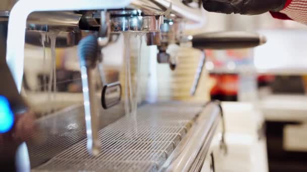 Barista entleert Wasser in Kaffeemaschine aus nächster Nähe — Stockvideo