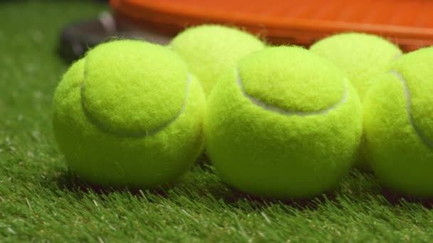 Groep van tennisballen op gras achtergrond close-up — Stockvideo