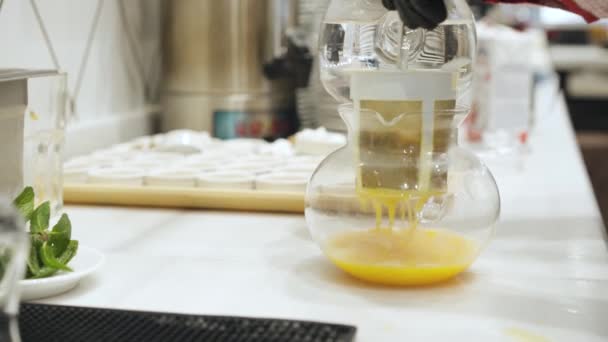 Barista készít tengeri homoktövis tea ital üveg teáskanna közelről — Stock videók