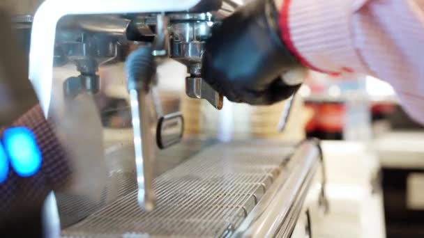 Barista preparando café con cafetera profesional de cerca — Vídeo de stock