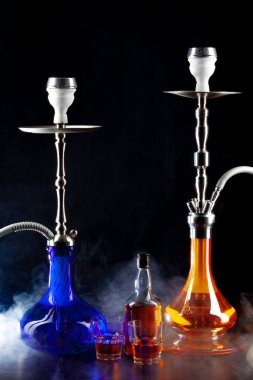 Siyah arka planda viski içen modern nargile.