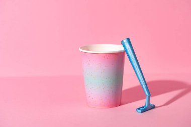 Fincanda tek kullanımlık kadın jileti, stüdyo fotoğrafı.