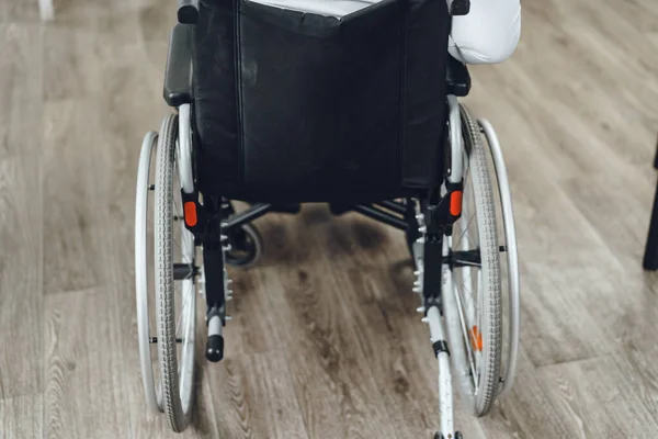 Hombre irreconocible sentado en silla de ruedas de cerca — Foto de Stock