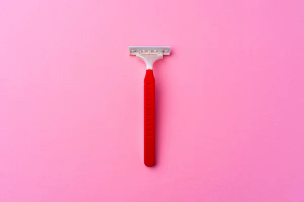 Single disposable razor on pink background top view — Stock Photo, Image