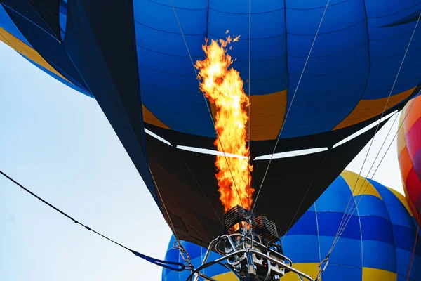 Nahaufnahme: Heißluftballon bereitet sich auf den Flug vor — Stockfoto
