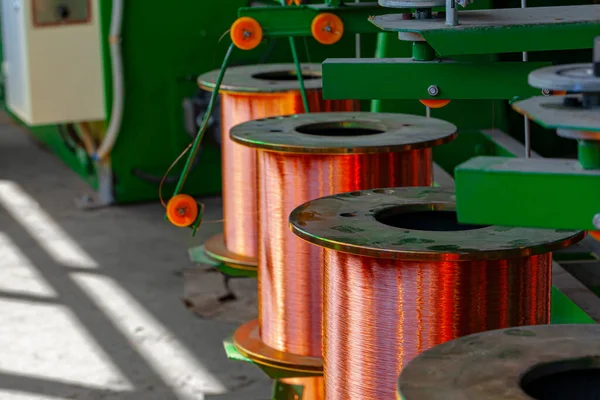 Carretes de alambre de cobre en fábrica de cable de cerca — Foto de Stock