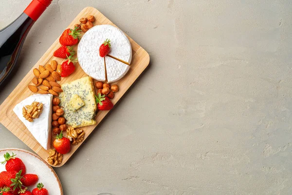 灰色のテーブルの上のチーズ、果物の組成 — ストック写真