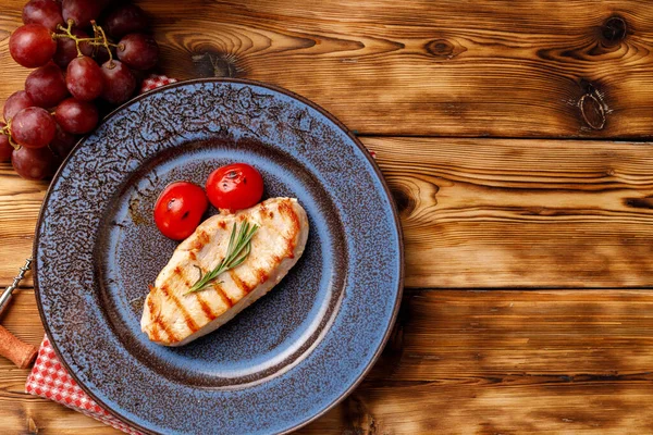 Gegrillte Hühnerbrust mit Kirschtomaten auf dem Tisch — Stockfoto