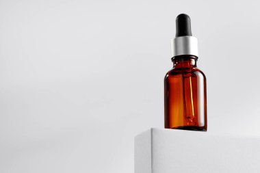 Gri arka planda gri blokta gerekli yağ şişesi