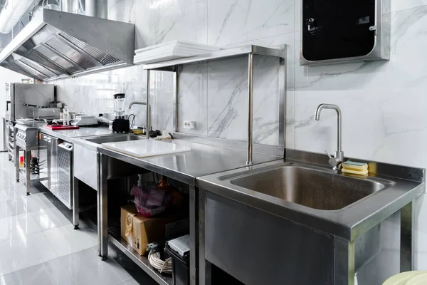 Keukenapparatuur in professionele keuken in een restaurant — Stockfoto