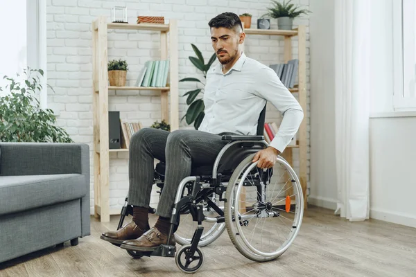 Retrato de hombre discapacitado en ropa formal sentado en una silla de ruedas — Foto de Stock