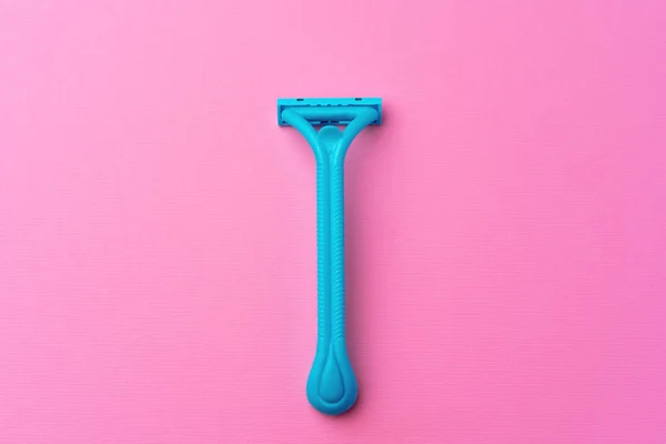 Maquinilla de afeitar desechable única en rosa vista superior de fondo —  Fotos de Stock