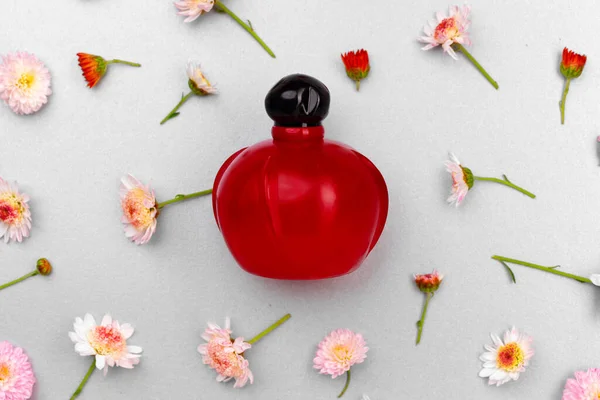 Fles van geur omgeven door bloemknoppen — Stockfoto