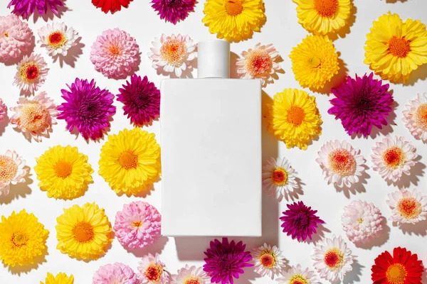 Frasco de perfume para mujeres en capullos de flores — Foto de Stock