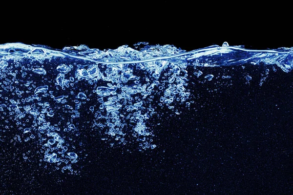 Wasserspritzer im Aquarium isoliert auf schwarzem Hintergrund — Stockfoto