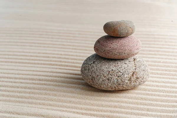 Pierres sur sable, méditation japonaise zen garden — Photo