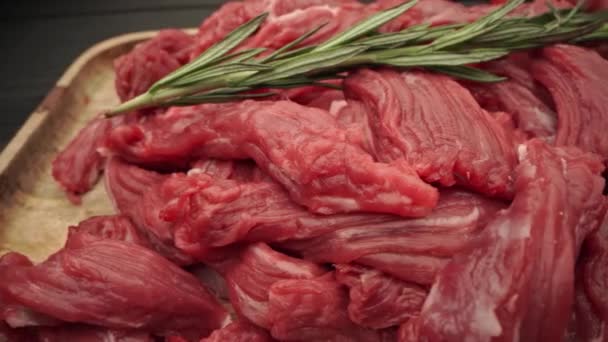 Surowe mięso z filetów wołowych na drewnianej desce zbliżenie — Wideo stockowe