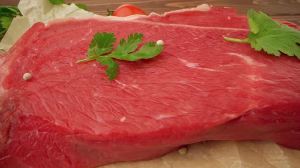 Rohes Rinderfilet auf Holzbrett in Großaufnahme — Stockvideo