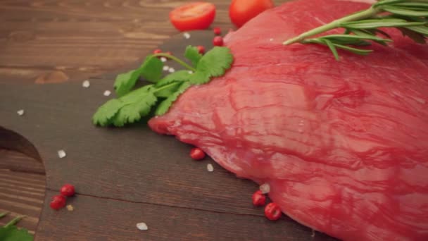 Νωπό κρέας φιλέτου βοδινού σε ξύλινη σανίδα από κοντά — Αρχείο Βίντεο